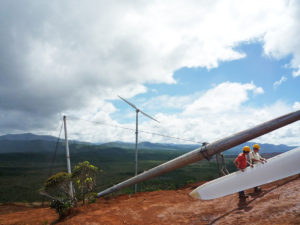 Avec le projet d'énergie éolienne de Prony, les besoins énergétiques de la Nouvelle-Calédonie sont satisfaits par une ressource disponible en abondance sur l'île : Le vent. Le projet comprend un total de six parcs éoliens sur deux sites, Kafeate et Prony. 116 éoliennes offrent une capacité totale de 31 MW et une production annuelle estimée à 40 GWh d'électricité sans émissions. Cependant, l'absence d'émissions n'est pas le seul avantage que le projet Prony a apporté à la Nouvelle-Calédonie. 50 nouveaux emplois ont été créés pendant le projet, dont au moins 26 sont permanents. Les nuisances sonores liées au fonctionnement des éoliennes ne sont pas à craindre : Les 116 éoliennes sont installées dans des zones isolées le long de la côte.