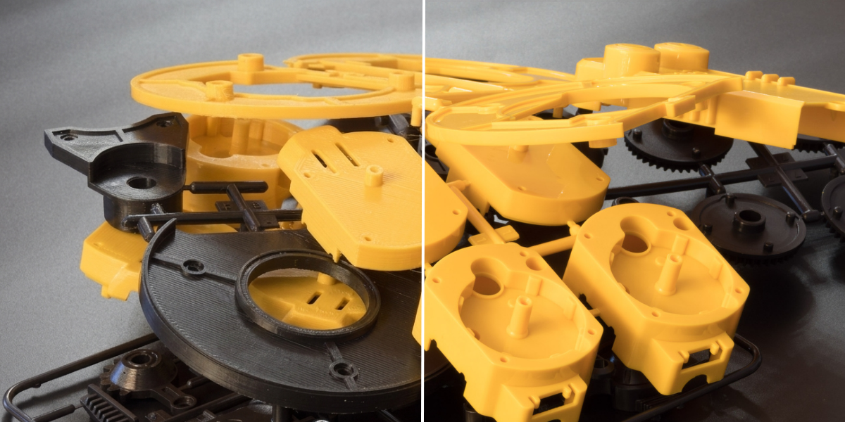 À gauche, des pièces en plastique noir présentant des lignes de couche FDM visibles sur une plaque d'impression — notamment des engrenages, des supports et des éléments de boîtier. À droite, les mêmes géométries en jaune sur un cadre de canal d'injection, avec une surface plus lisse, caractéristique des pièces moulées par injection. Cette image illustre la différence visuelle entre des prototypes en plastique imprimés en 3D et moulés par injection, à partir de géométries de composants identiques.