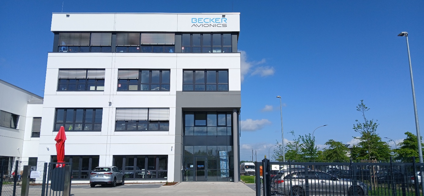 Firmengebäude der Becker Avionics GmbH mit Unternehmenslogo an der Fassade
