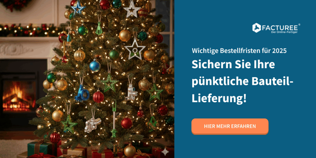 Ein festlich geschmückter Weihnachtsbaum mit goldenen, roten, grünen und blauen Kugeln sowie Sternen. Im Hintergrund ist ein Kamin mit einem Feuer zu sehen. Rechts daneben auf einem blauen Feld steht der Text "Wichtige Bestellfristen für 2025 – Sichern Sie Ihre pünktliche Bauteil-Lieferung!" mit einem orangen Button "HIER MEHR ERFAHREN" und dem Logo von FACTUREE.