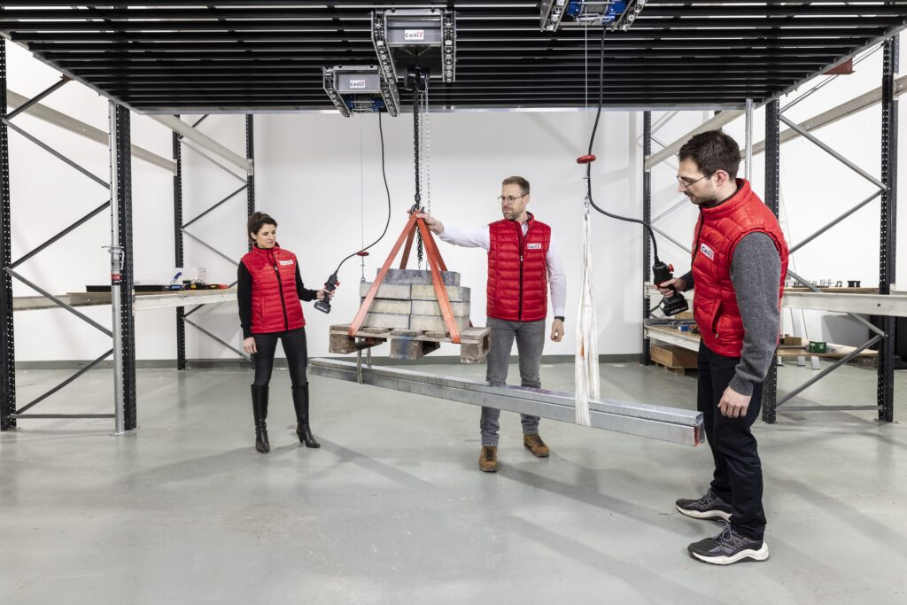 Dr.-Ing. Torsten Siedel (Mitte) demonstriert den CeiliX InfinityCrane