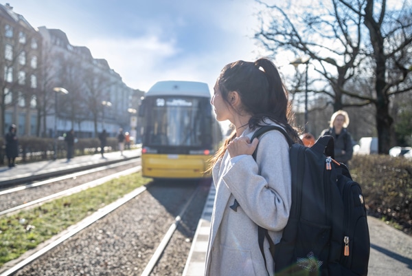 Ob mit unserem Jobticket, per Auto oder zu Fuß – unser Büro ist super angebunden.