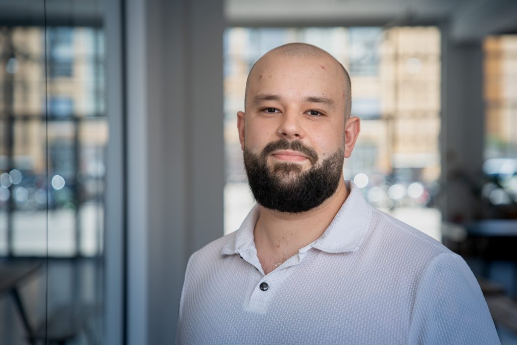 Portrait de Kevin Gering, responsable de compte chez FACTUREE - Le fabricant en ligne