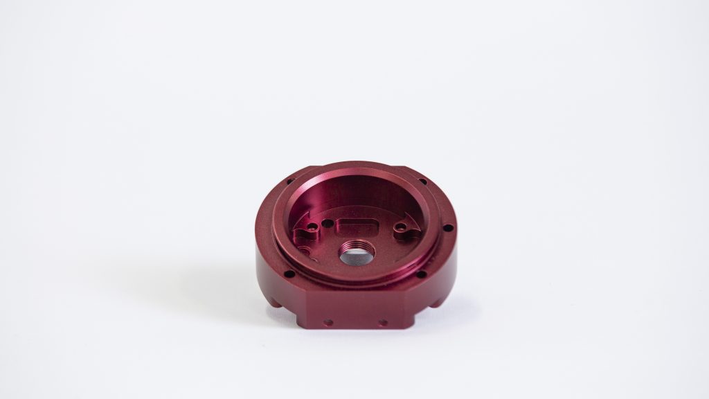 Anodizado de aluminio: Un componente típico con pintura de aluminio. Contribución de FACTUREE al anodizado