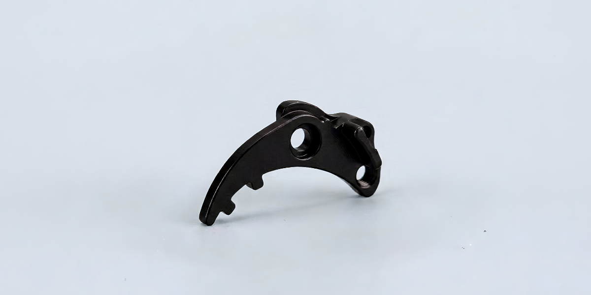 KTL-beschichtetes Stahl-Frästeil mit komplexer Geometrie, gleichmäßige schwarze Lackschicht auf Kanten und Innenflächen, kathodische Tauchlackierung