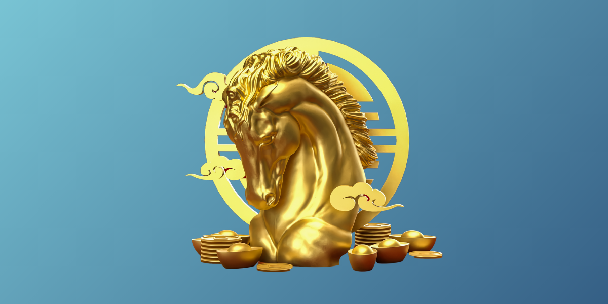 Eine beeindruckende, glänzende goldene Skulptur des Kopfes eines Pferdes, umgeben von einem großen goldenen Kreis mit chinesischen Schriftzeichen. Am Sockel liegen Stapel von chinesischen Goldbarren (Yuanbao) und runden Goldmünzen. Die Szene ist vor einem hellblauen bis dunkelblauen Farbübergangshintergrund gesetzt und enthält goldene Wolkenmuster. Die Darstellung hat einen opulenten, feierlichen und kulturell inspirierten Stil, möglicherweise bezogen auf das chinesische Neujahr oder das Jahr des Pferdes.