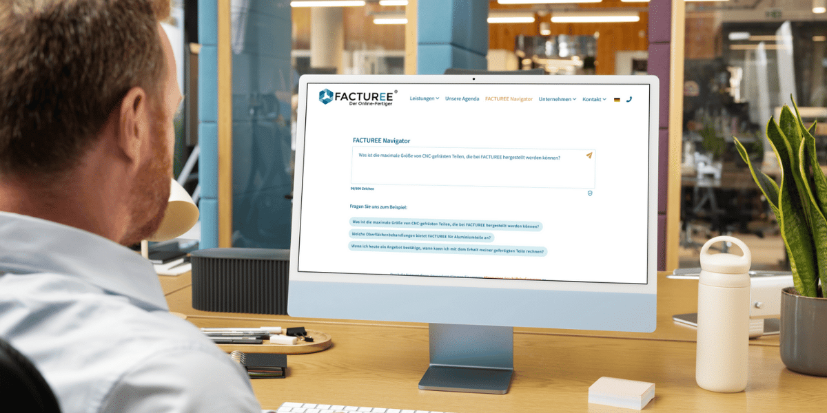 Ein Mann sitzt an einem Schreibtisch in einem modernen Büro und blickt auf einen Monitor, der das Web-Interface des „FACTUREE Navigator“ zeigt. Der KI-Agent für die Beschaffung präsentiert technische Beispielfragen zu CNC-Fräsabmessungen, Oberflächenbehandlungen und Lieferzeiten.