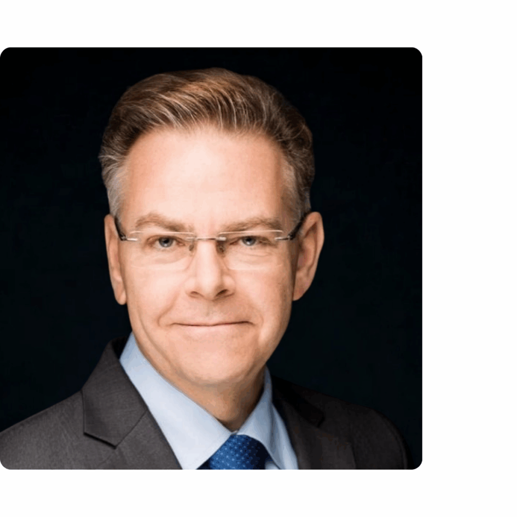 Porträt von Robert Dust, Vorstand der BME Region Berlin-Brandenburg, im Anzug vor dunklem Hintergrund. Er ist Experte für strategischen Einkauf und Supply Chain Management.