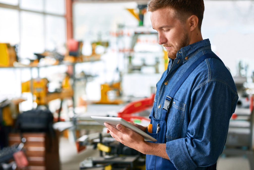 Joven trabajador industrial con tableta