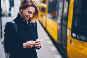 Frau vor Berliner Straßenbahn