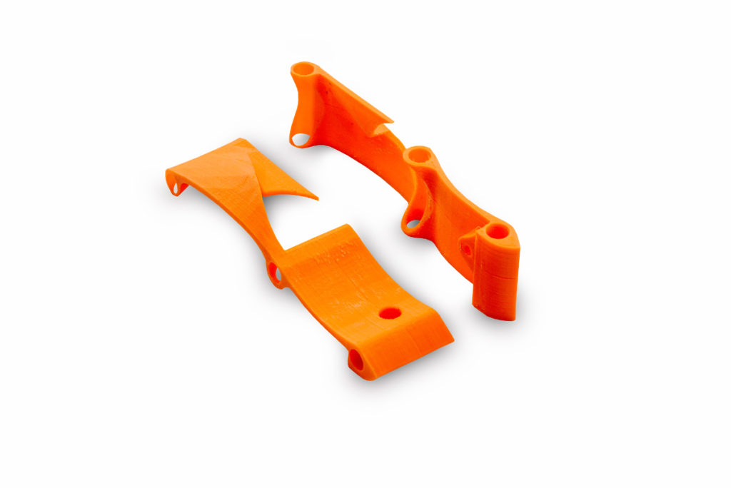 Pezzi stampati in 3D arancioni