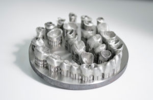 Tooth crowns produced by 3D metal printing