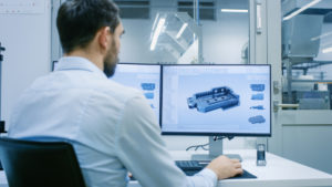 Ingenieur konstruiert Bauteil mit CAD-Programm